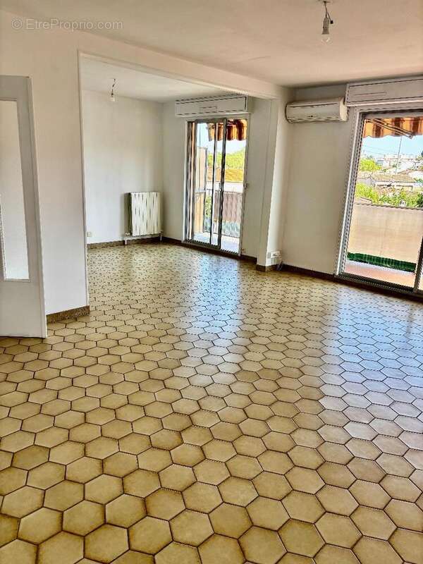   - Appartement à DRAGUIGNAN