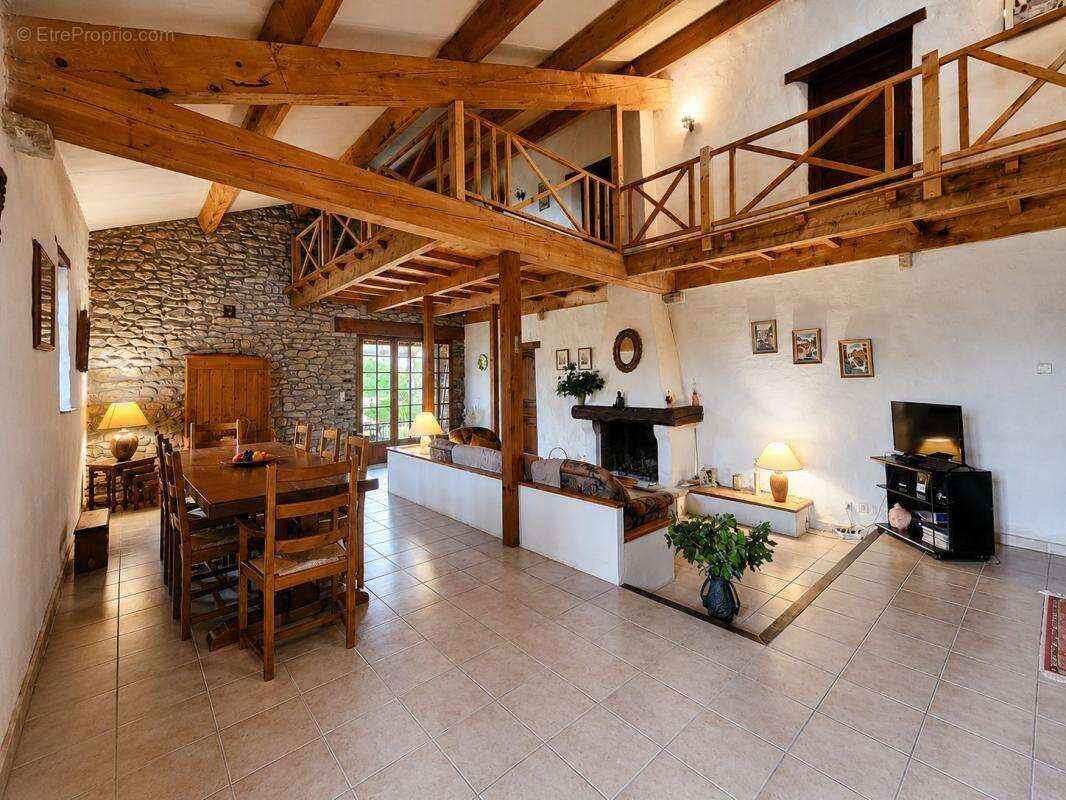 Mas RIBAUTE LES TAVERNES avec terrain plat de 11000 m² - photo 2