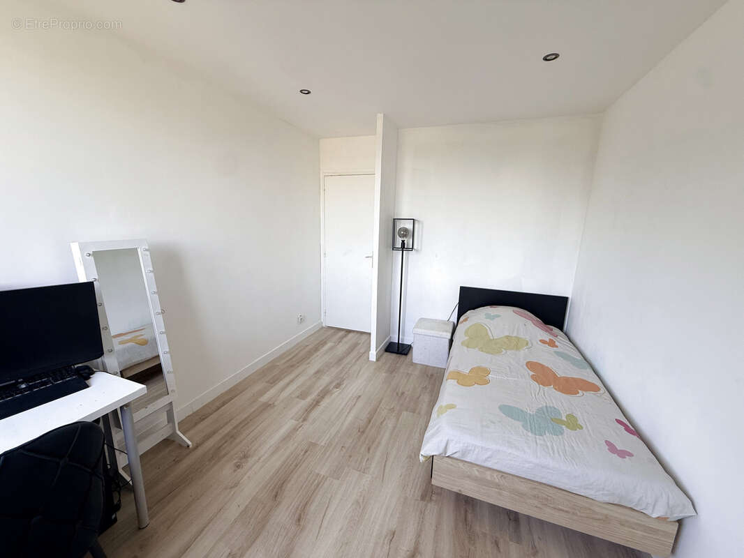 HIDRI IMMO PLUS vous propose en Exclusivité un appartement T4 avec balcon, cave et parking fermé à Fontaine - photo 7