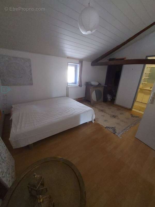 Maison à SAINT-BARTHELEMY-DE-BUSSIERE