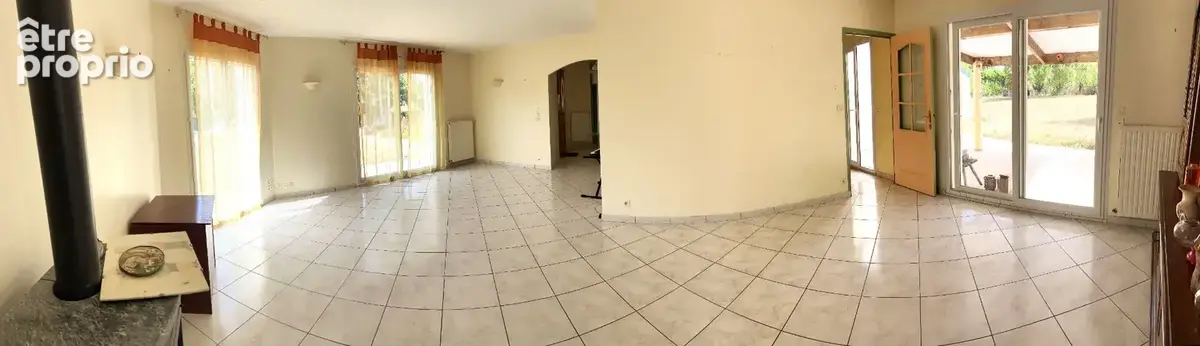 Maison de plain-pied - 135 m² habitables - 4 chambres - terrain d'environ 3 167 m² - photo 4