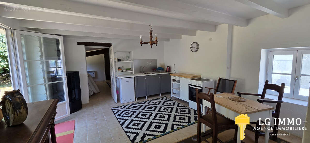 Maison Charentaise  - 141 m2, 2 chambres, dépendances - photo 7