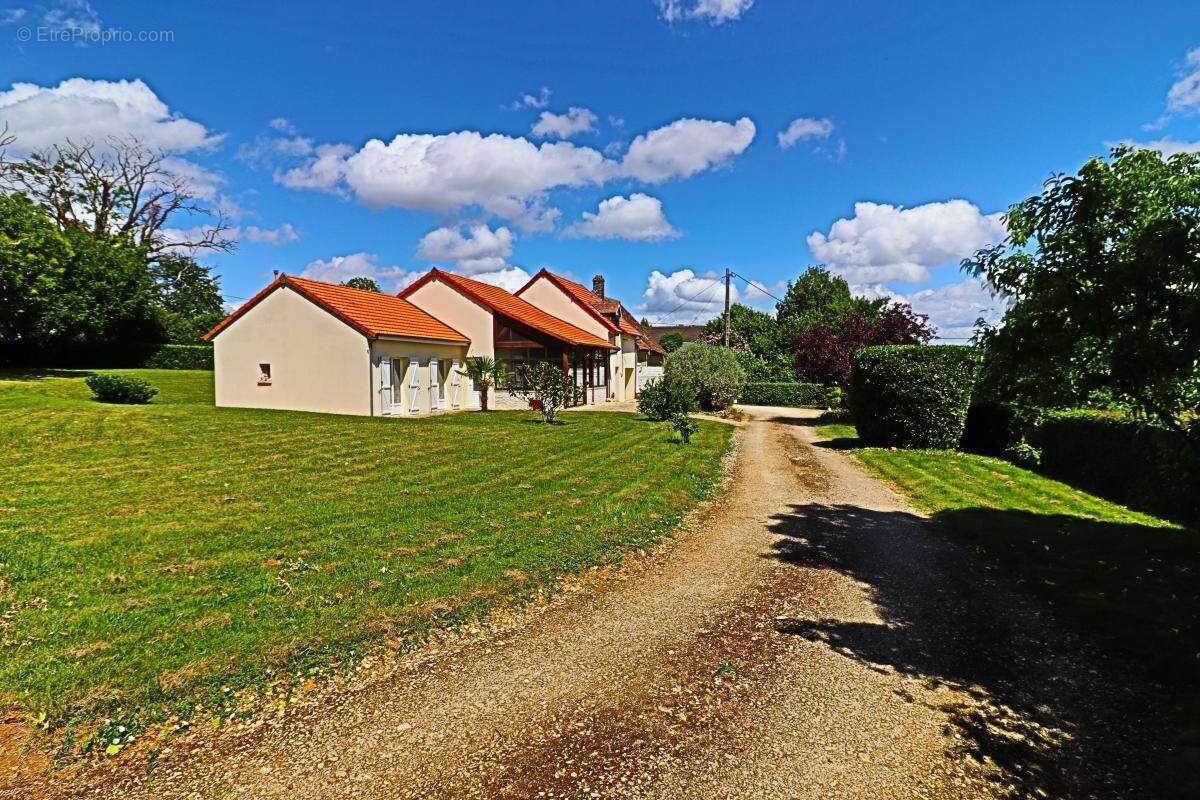 Maison à SENS-BEAUJEU
