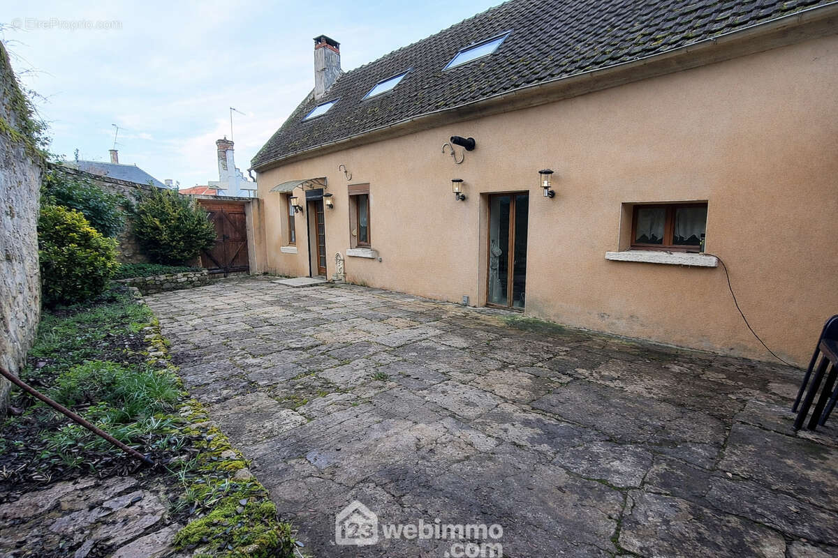 Jolie maison d'une surface habitable de 100 m² avec commodités de plain pied - Maison à MONT-NOTRE-DAME