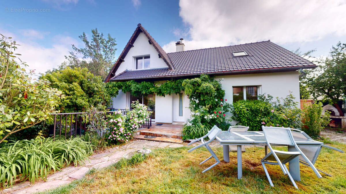 Maison à NEAUPHLE-LE-CHATEAU