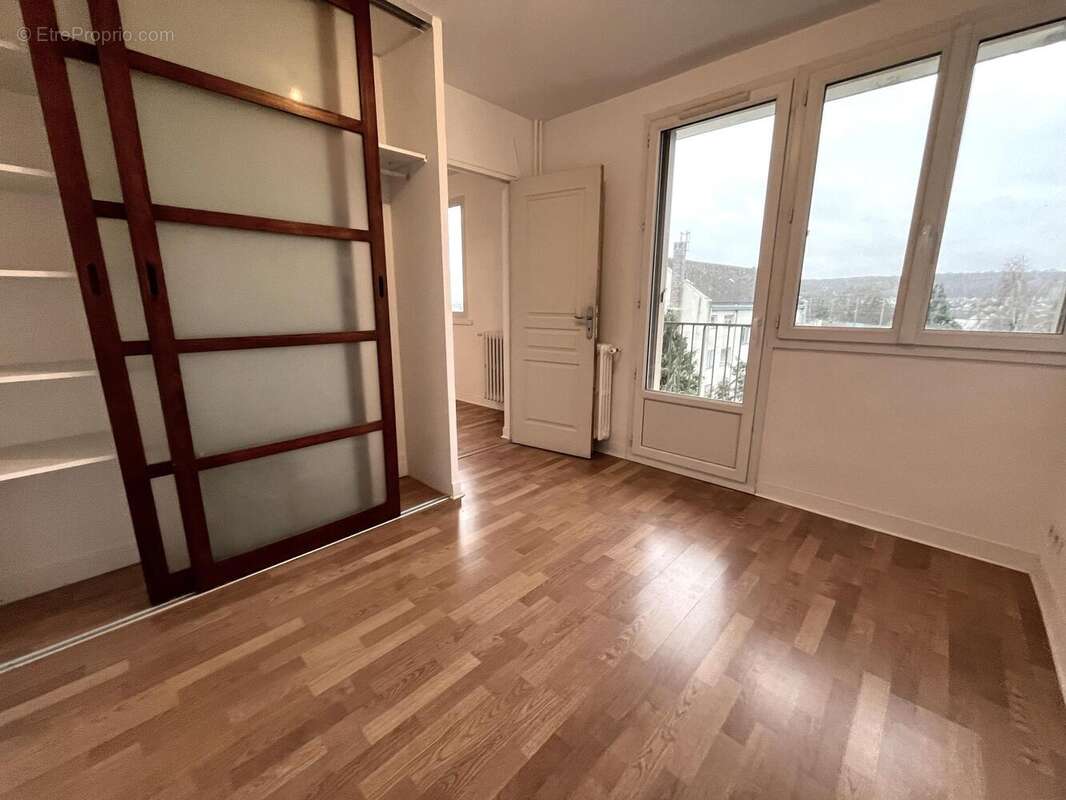 Appartement à LES CLAYES-SOUS-BOIS