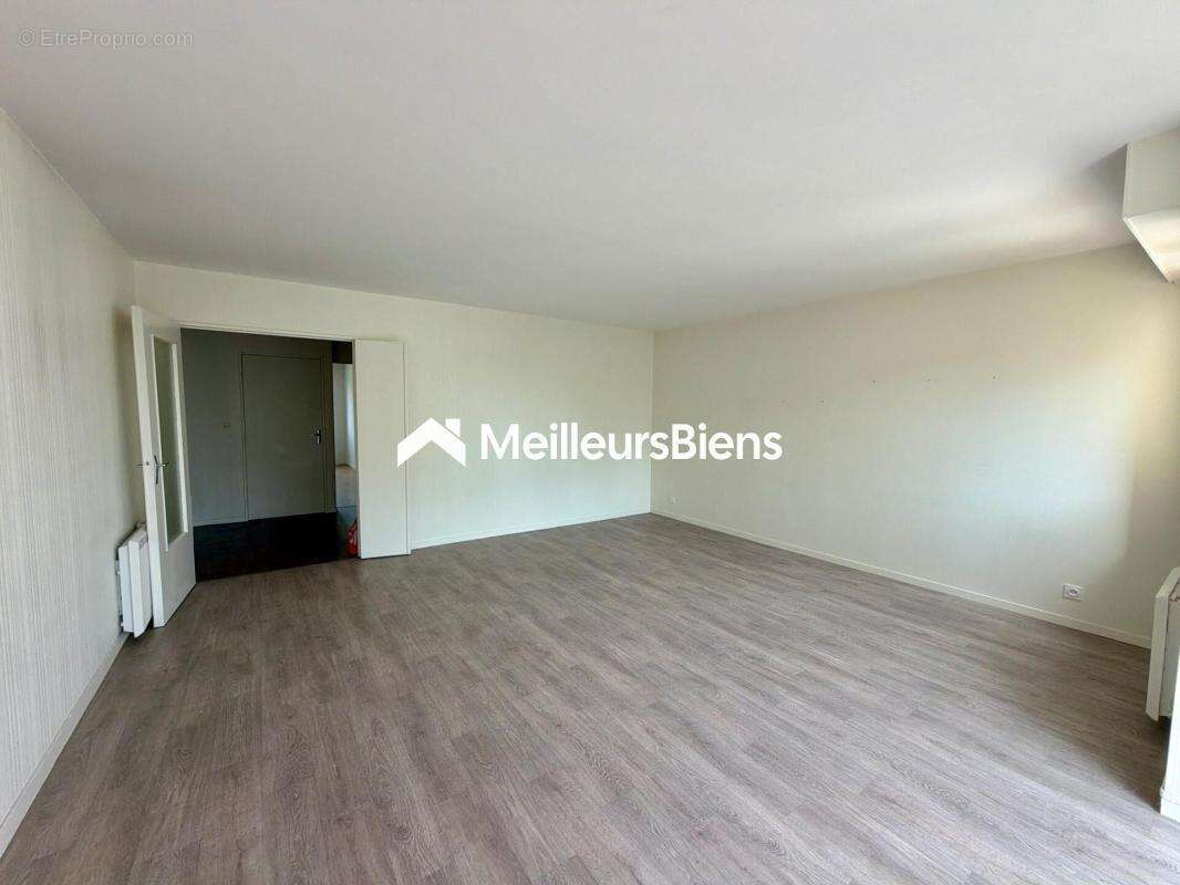 LAVAL – Rive Droite  Résidence Les Charmilles  Appartement T4 de 99 m² avec ascenseur, parking et parc privé - photo 15
