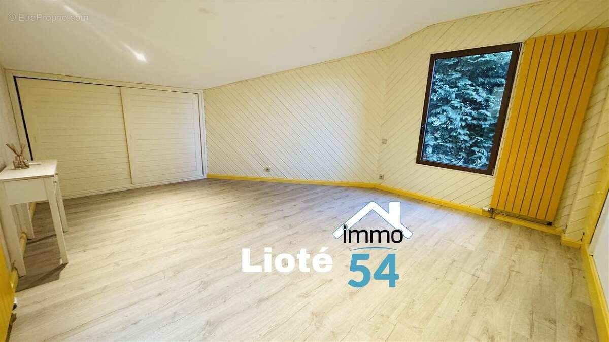 Maison à CREVECHAMPS