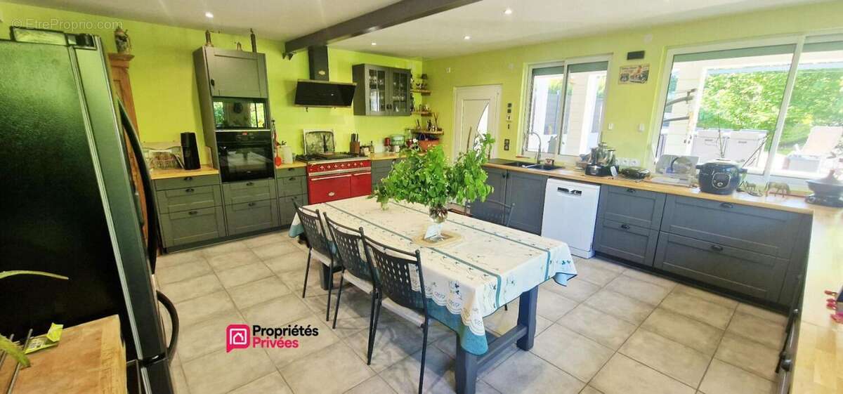 Très belle maison rénovée de 133 m² - 5 pièces - terrasses - dépendances - grange  et jardin arboré - photo 4