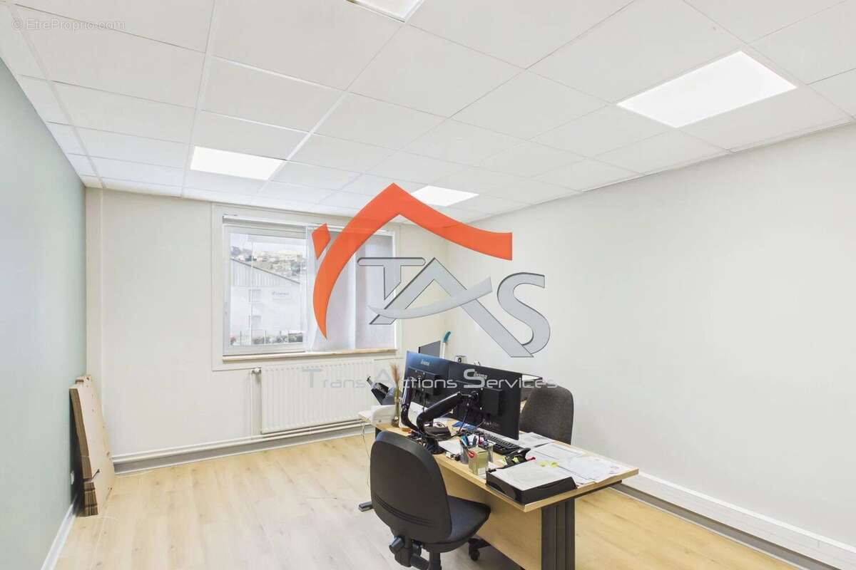 Commerce à SAINT-PRIEST-EN-JAREZ