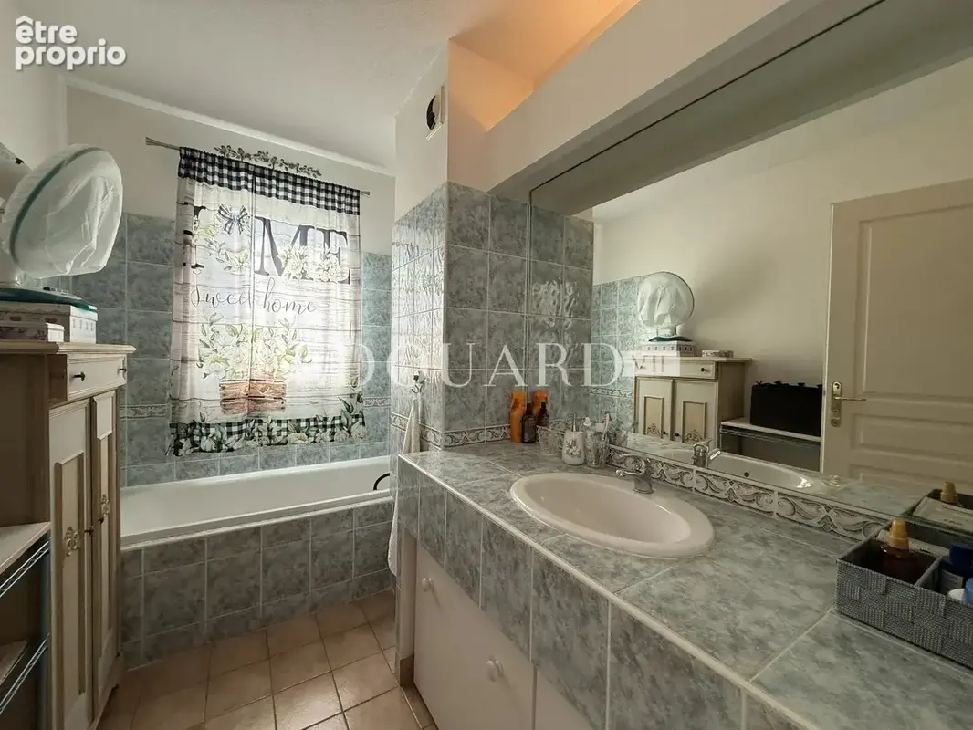 En exclusivité trois pièces avec terrasse, vue mer et garage, dans résidence de standing avec piscine - photo 17