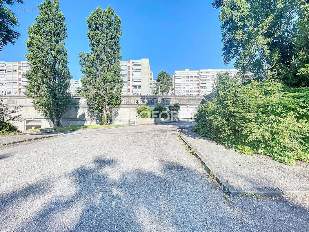 Parking à CALUIRE-ET-CUIRE