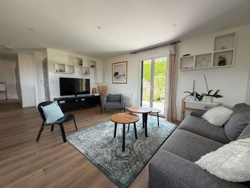 Maison à vendre La Roche-Blanche (63670) – Villa 7 pièces 172 m² avec piscine et vue imprenable - photo 4