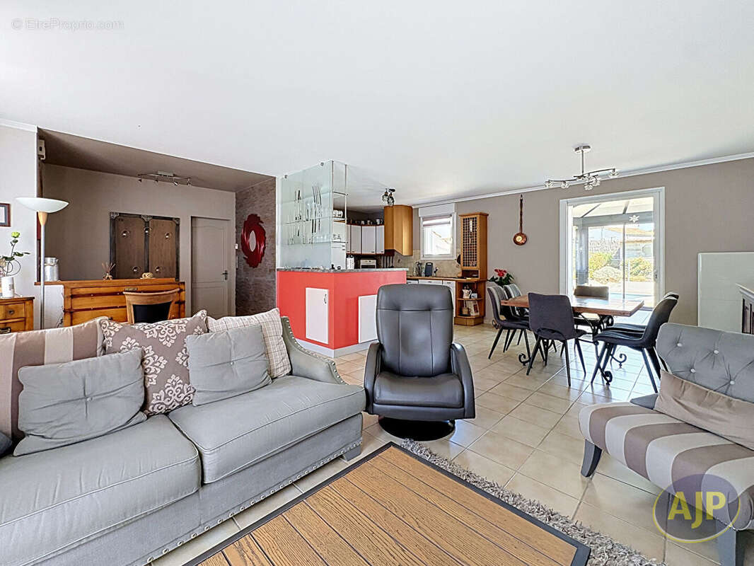 Maison Challans 5 pièces 135.64 m2 + véranda et piscine - photo 3