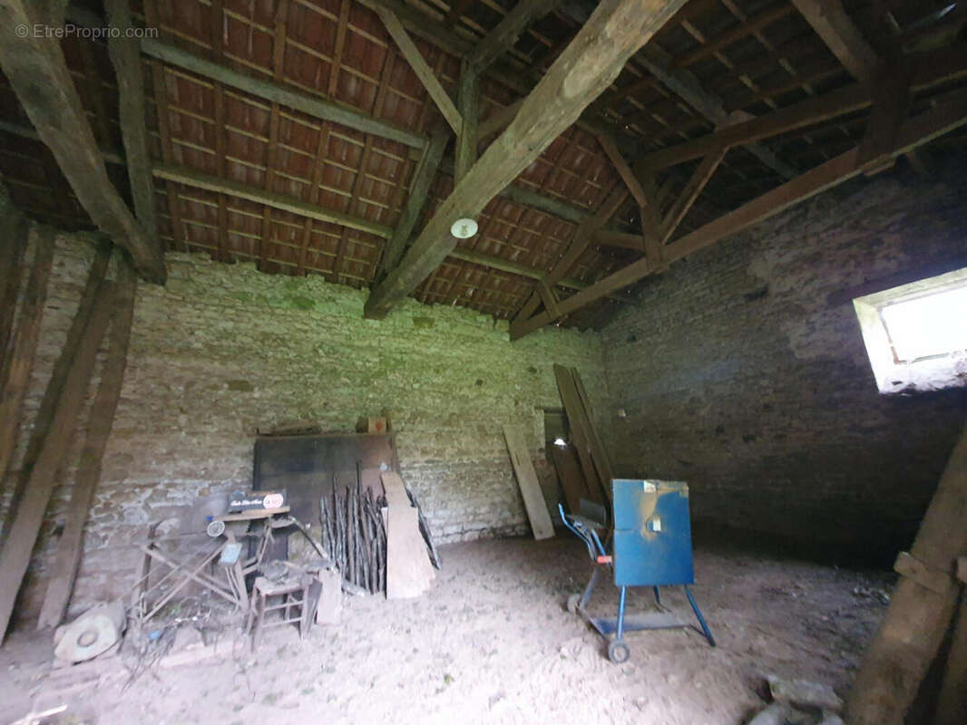 hangar gauche suite - Maison à PUY-L&#039;EVEQUE