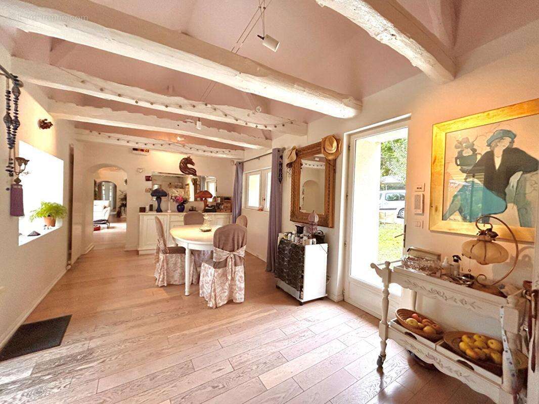Propriété d'Exception au coeur du Périgord : Un héritage du XIVe siècle sublimé par la modernité, 270 m² habitables, 7ha de terr - photo 9