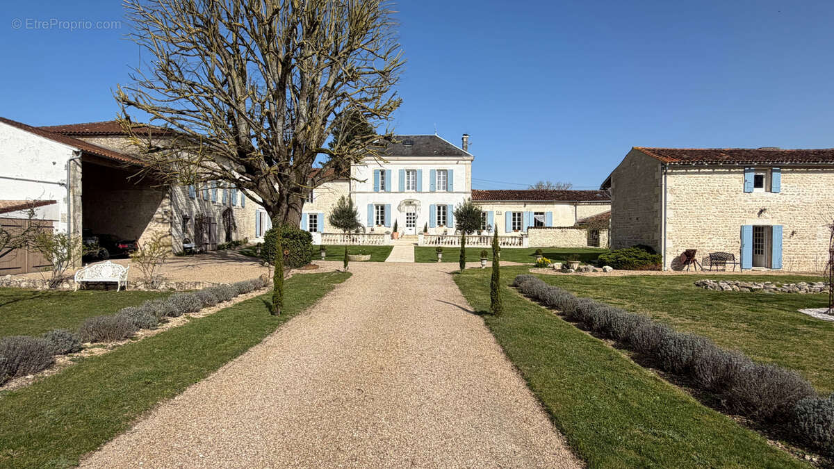 Maison à SAINT-JEAN-D'ANGELY