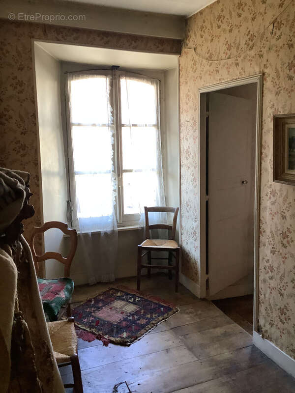 Maison à VIC-SUR-CERE