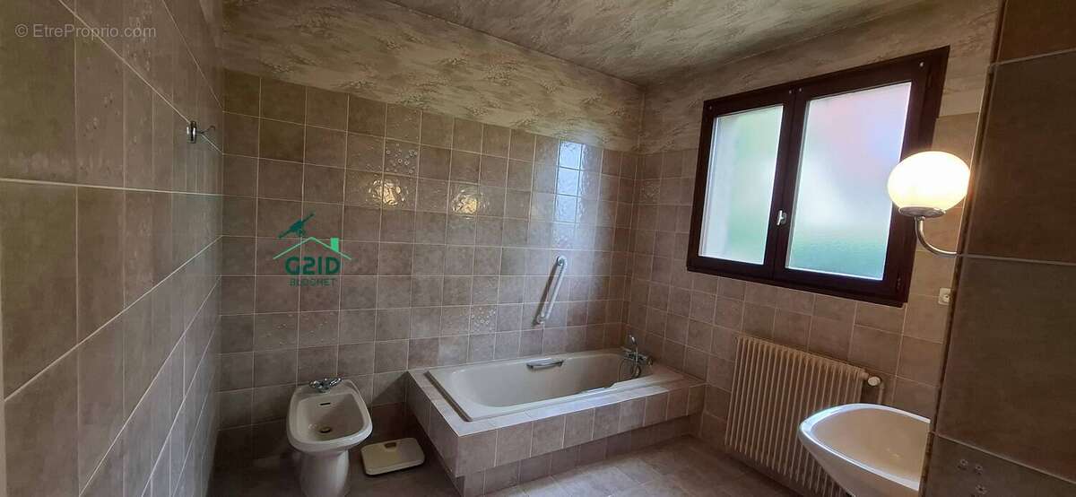 Salle de bain rez de chaussée - Maison à TALANT