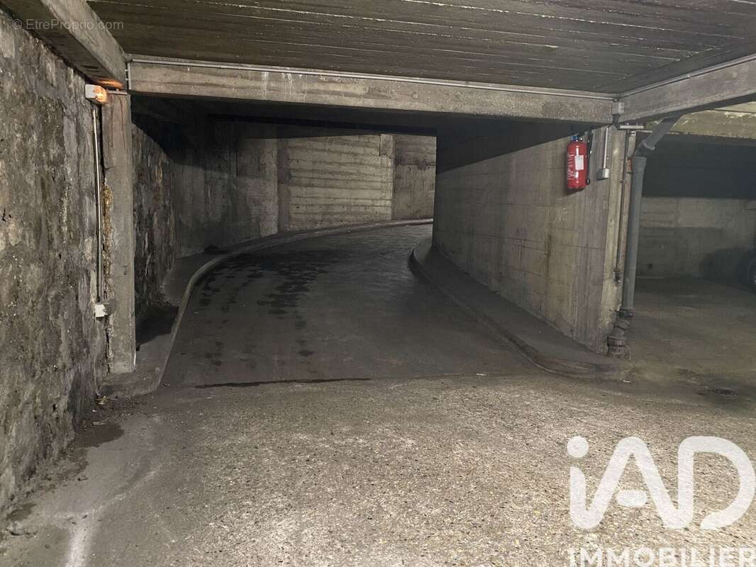 Photo 3 - Parking à PARIS-20E