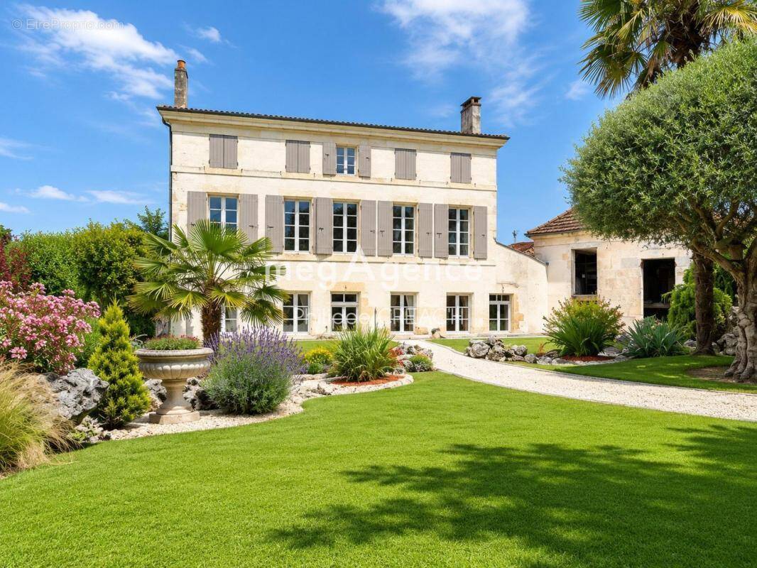 Maison à SAINT-JEAN-D'ANGELY