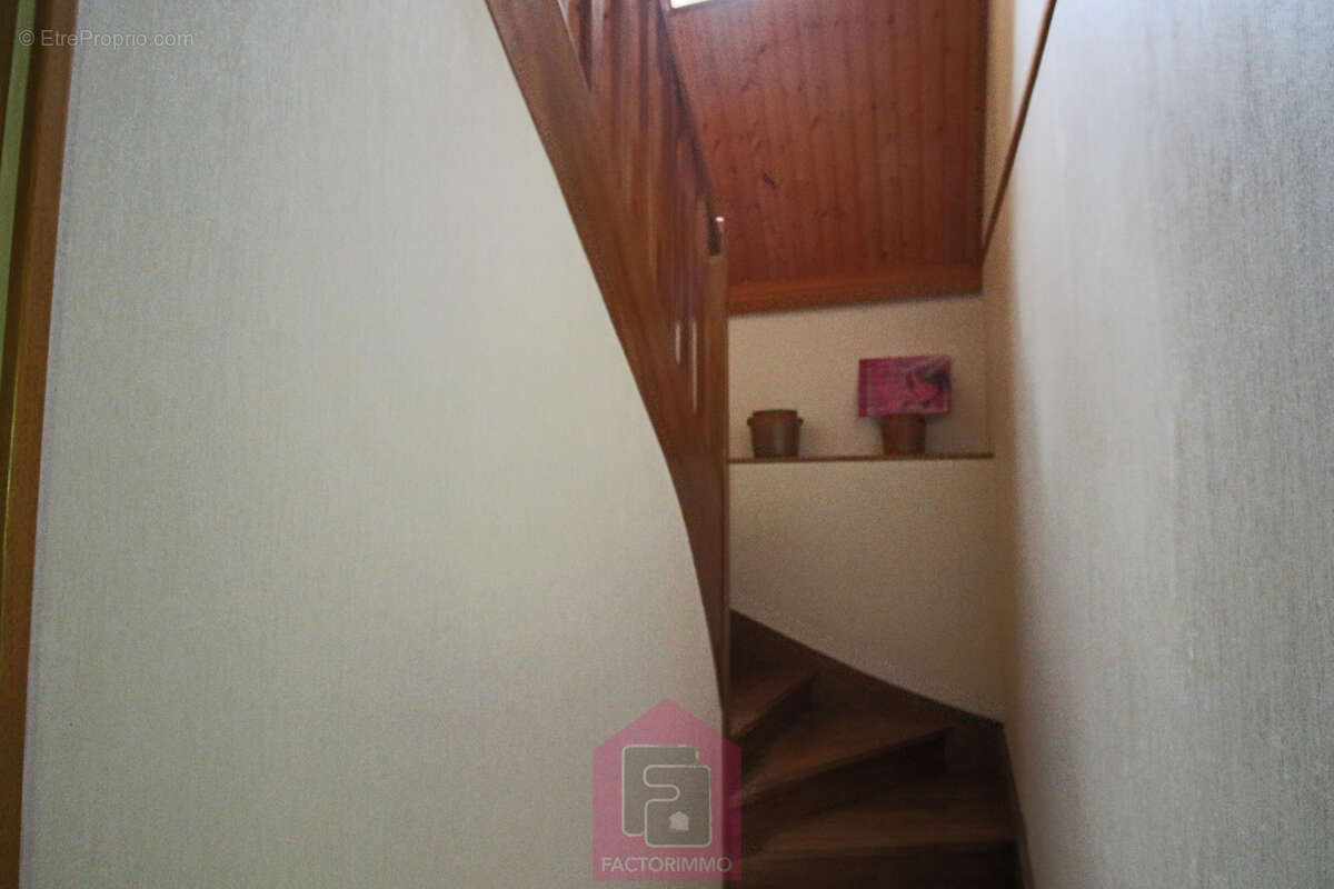 Maison familiale aux abords de Prayssac   Grand terrain et beau potentiel à exploiter ! - photo 11
