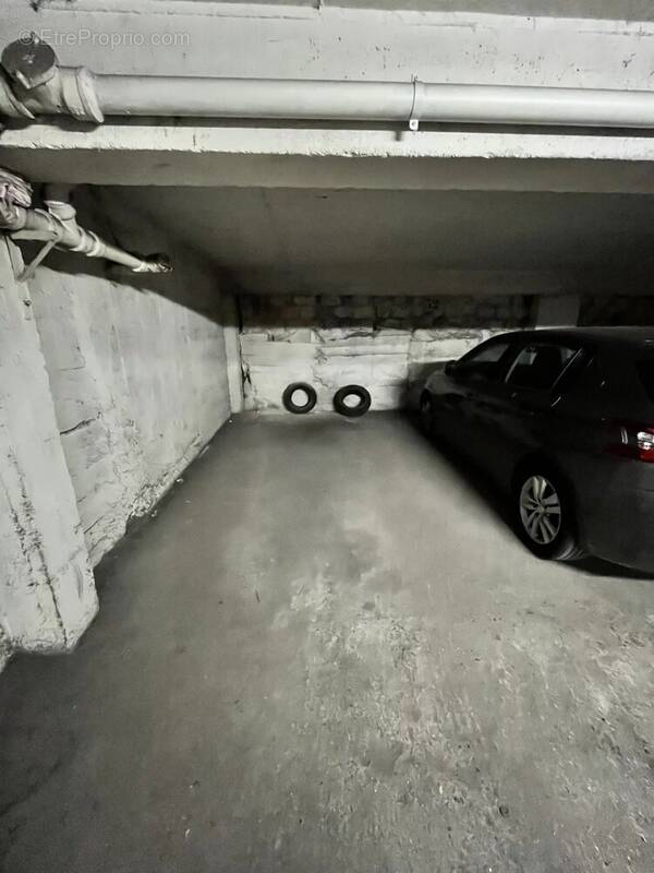 Parking à PARIS-18E
