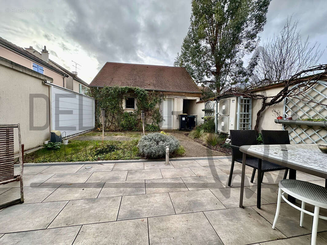 Maison à VILLENEUVE-LE-COMTE