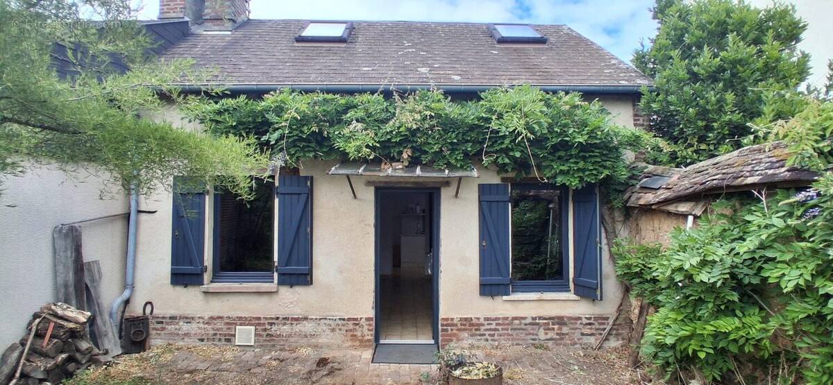 Charmante maison individuelle à vendre à Évreux avec jardin privatif et dépendances. - Maison à EVREUX