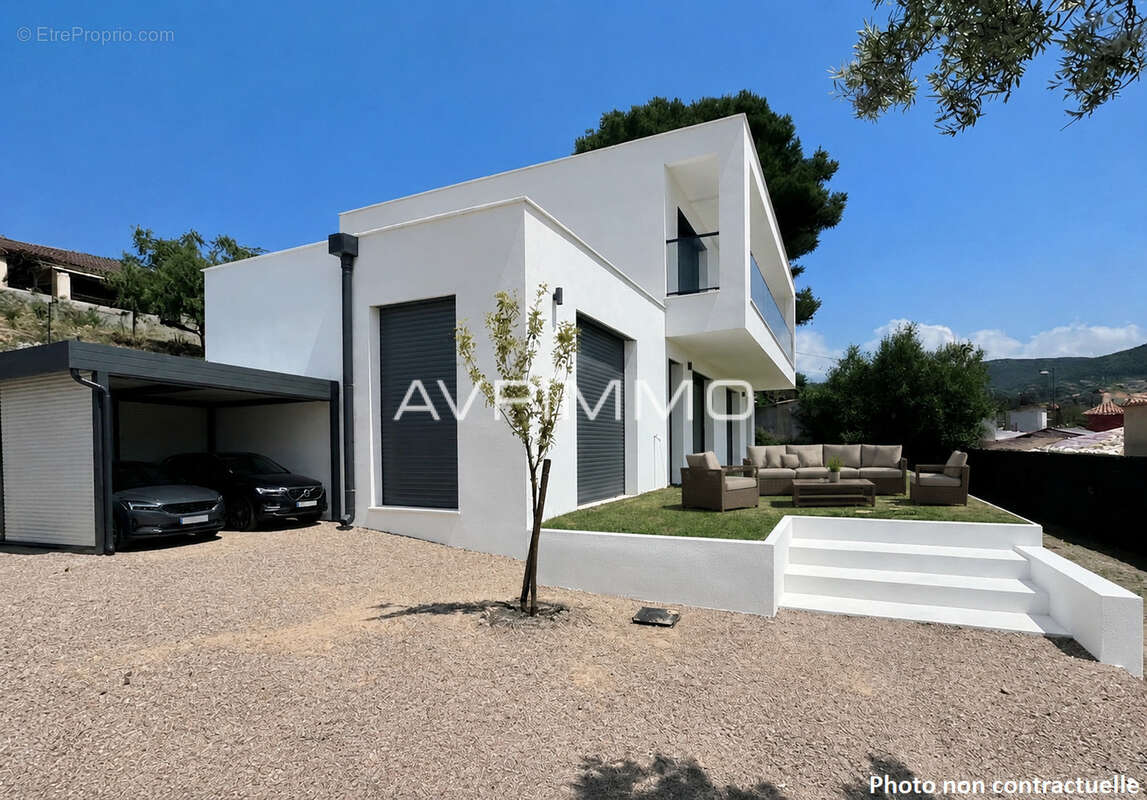 Maison à CEYRESTE
