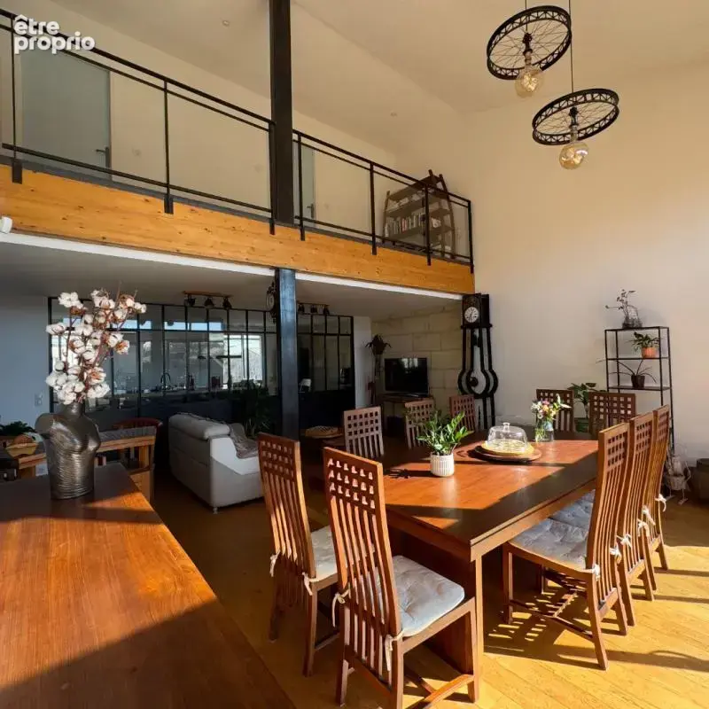 A Saint Loubès, Bâtiment à usage mixte de 388 m² - Appartement d'architecte spacieux - 6 pièces - 168 m2 -  Local commercial  de - photo 2