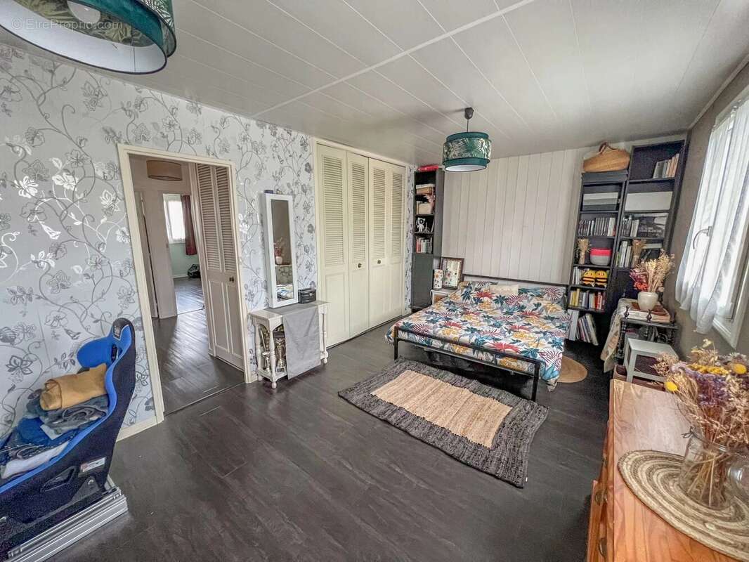 Maison à LE MESNIL-SAINT-DENIS