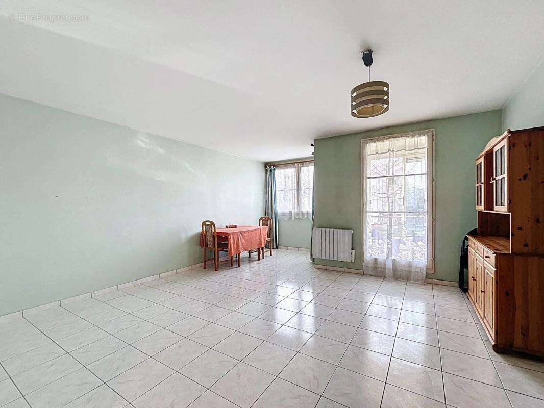 Appartement à MONTIGNY-LE-BRETONNEUX