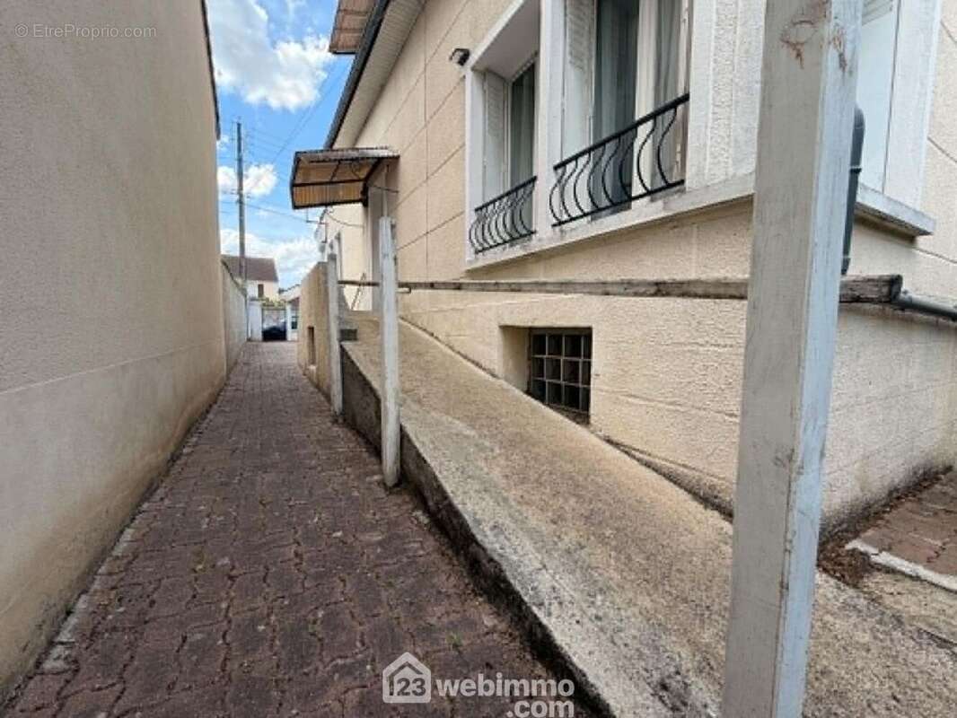 ... ou par la rampe PMR. - Maison à CHATELLERAULT
