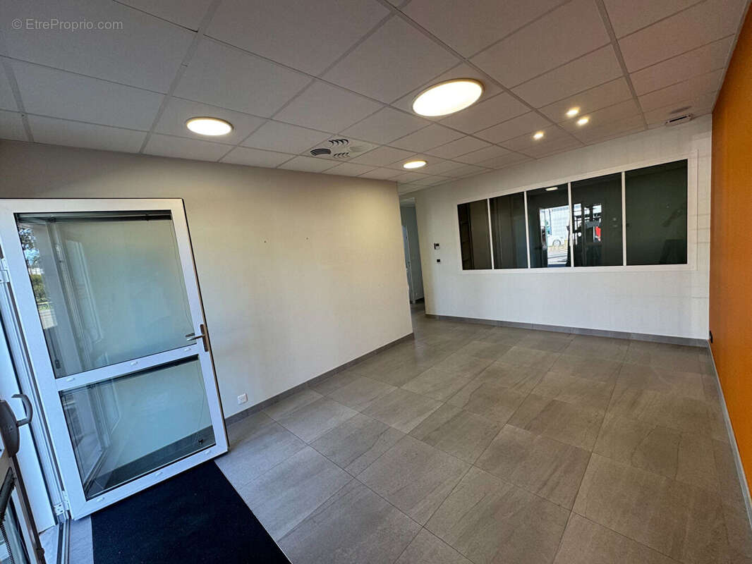 A VENDRE : Très beau Batiment d'activité 855 m2 (RDC 635 + étages 220) situé au NORD de NANTES - photo 3