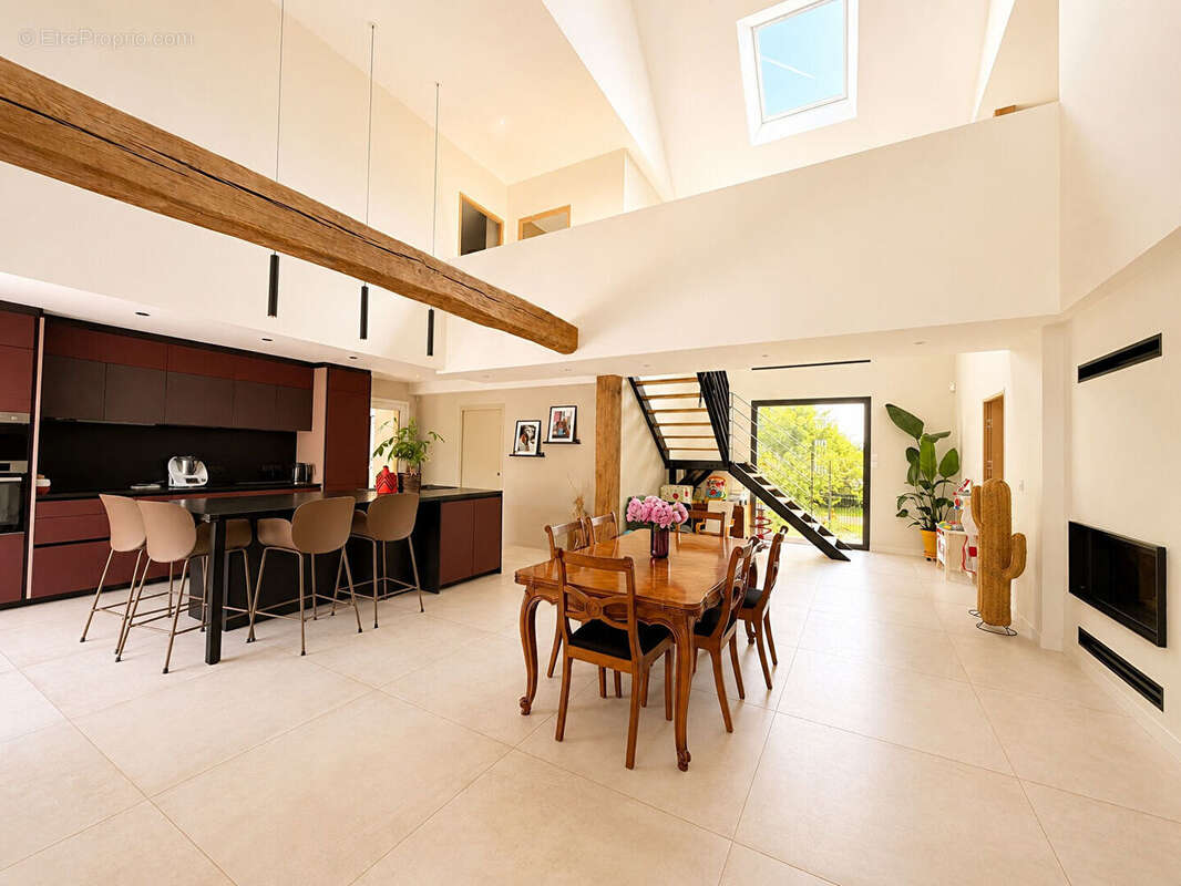 SAINTE SAVINE, Ancienne grange de caractère de 230 m² avec piscine chauffée - photo 4