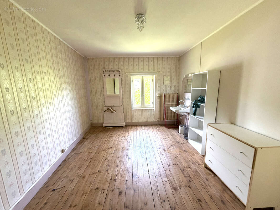 Appartement à EGLISENEUVE-D'ENTRAIGUES
