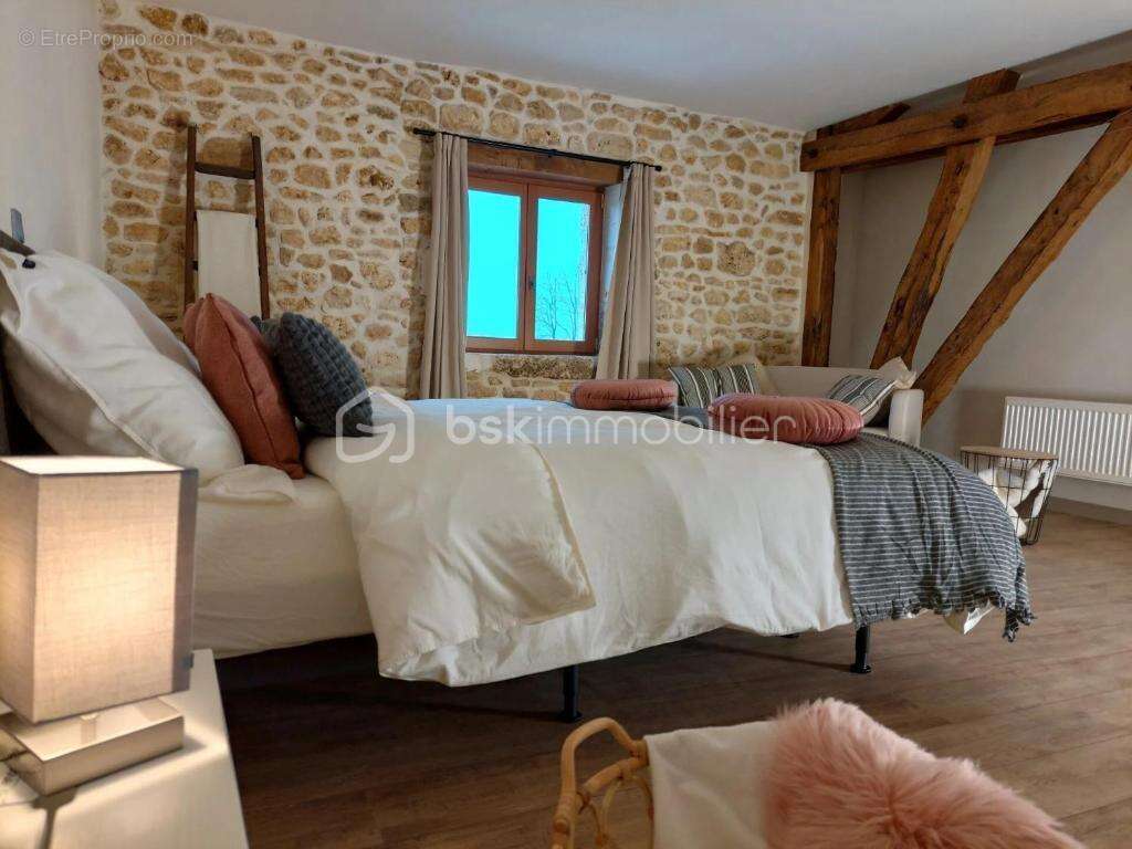 Maison à LUSSAS-ET-NONTRONNEAU