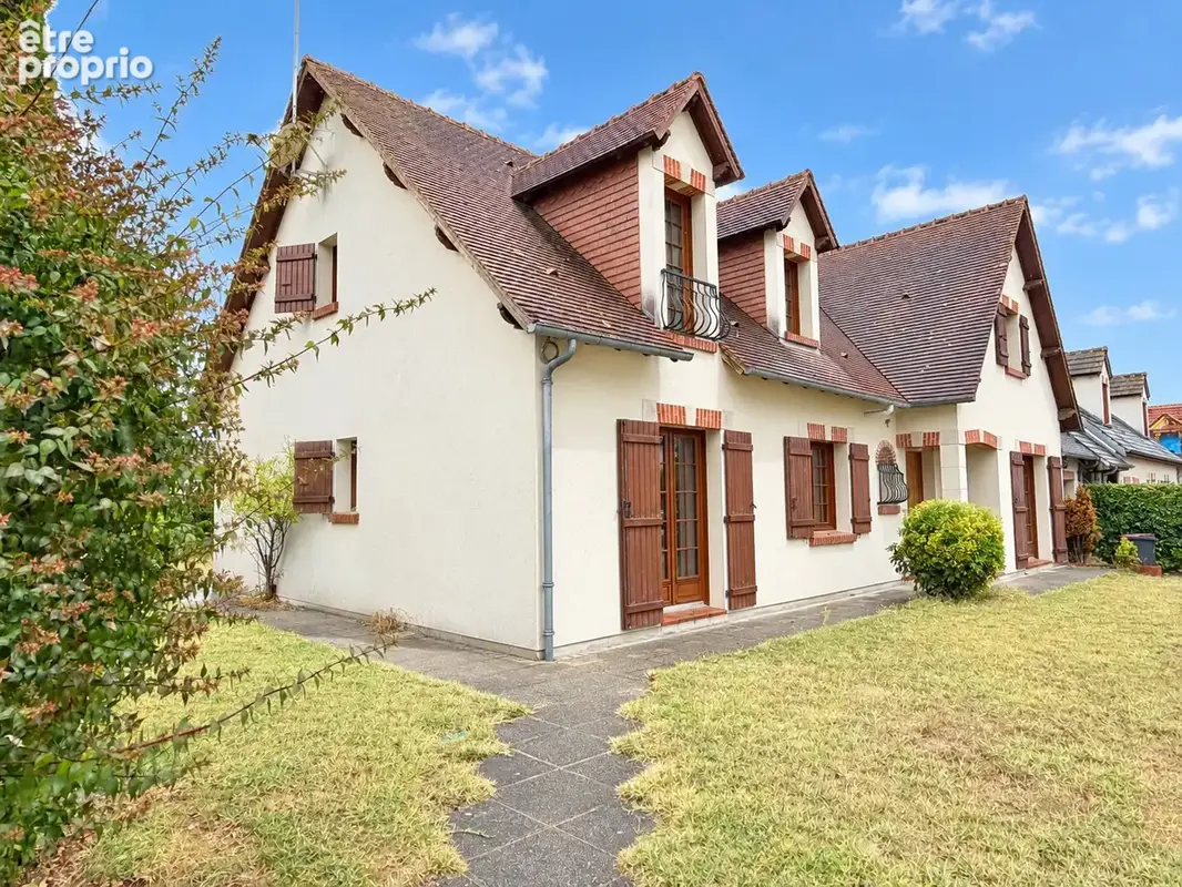 Maison familiale de 192 m2 avec garage double à LA FERTE SAINT AUBIN - photo 1