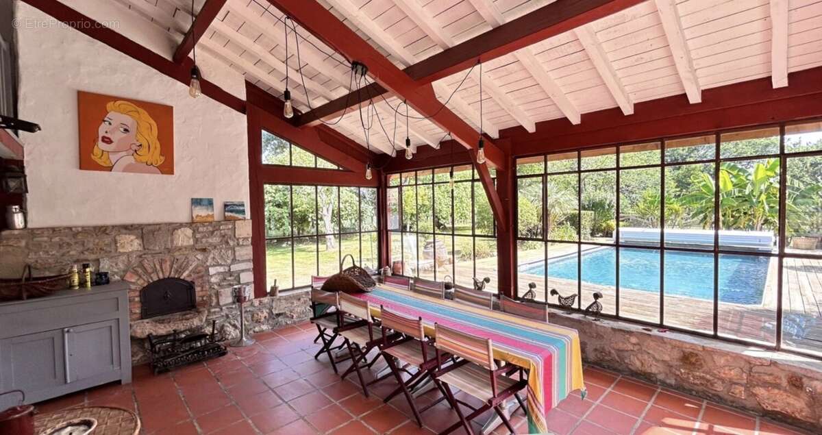 Superbe maison de caractere du 18ème de type t7 de 275 m2 + exceptionnelle dependance de 117 m2 comprenant veranda, open space,  - photo 19