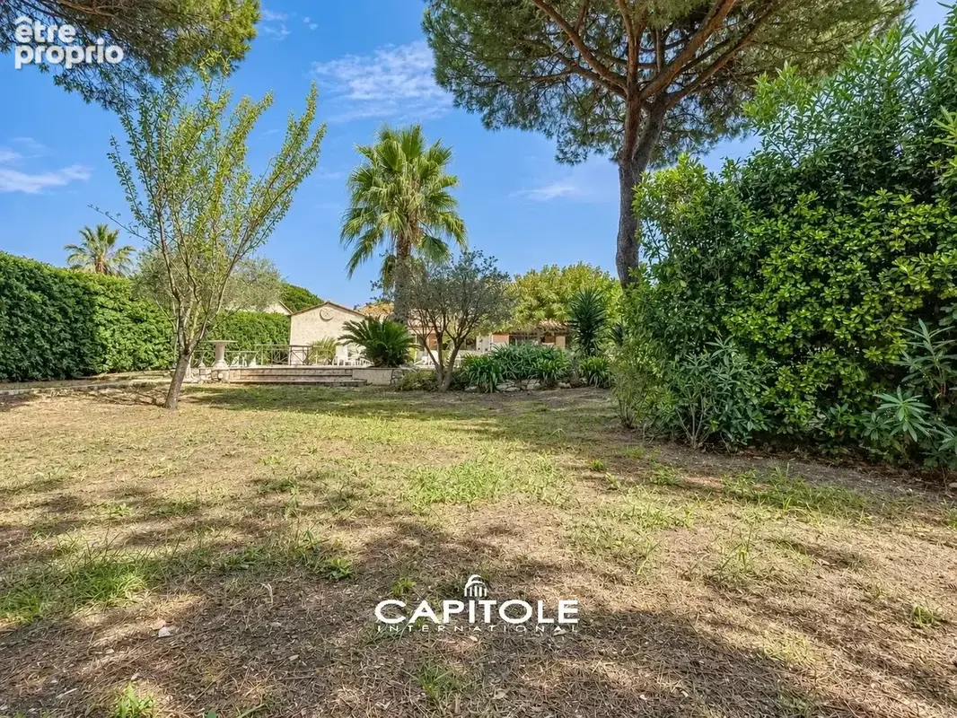 Antibes - Villa Provençale 6 pièces d'env. 188 m² avec un 2 pièces indépendant, terrain de 1 525 m² avec piscine,  pool house et - photo 3