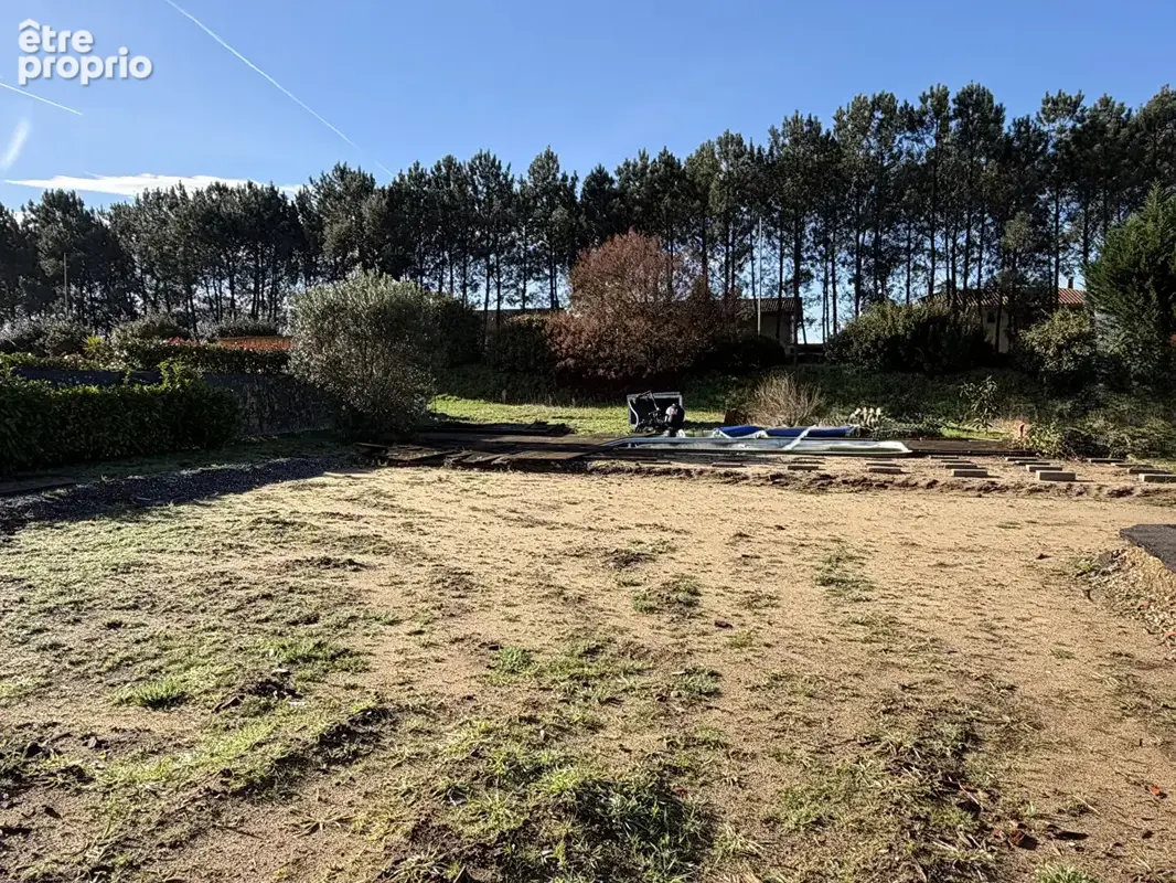 Beau terrain plat viabilisé à Tosse de 588 m², prêt à construire - photo 1