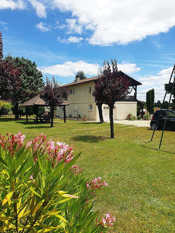 Maison 146 m² à vendre 6 pièces CHALAIS (16) 4/5 chambres, 2 garages 3 560 m² de terrain !!! - photo 2