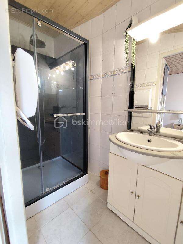 Ensemble immobilier de 108 m2 divisée en 2 logements de 54m2 chacun) avec grand garage 78m2 , un balcon et une cours extérieure - photo 7