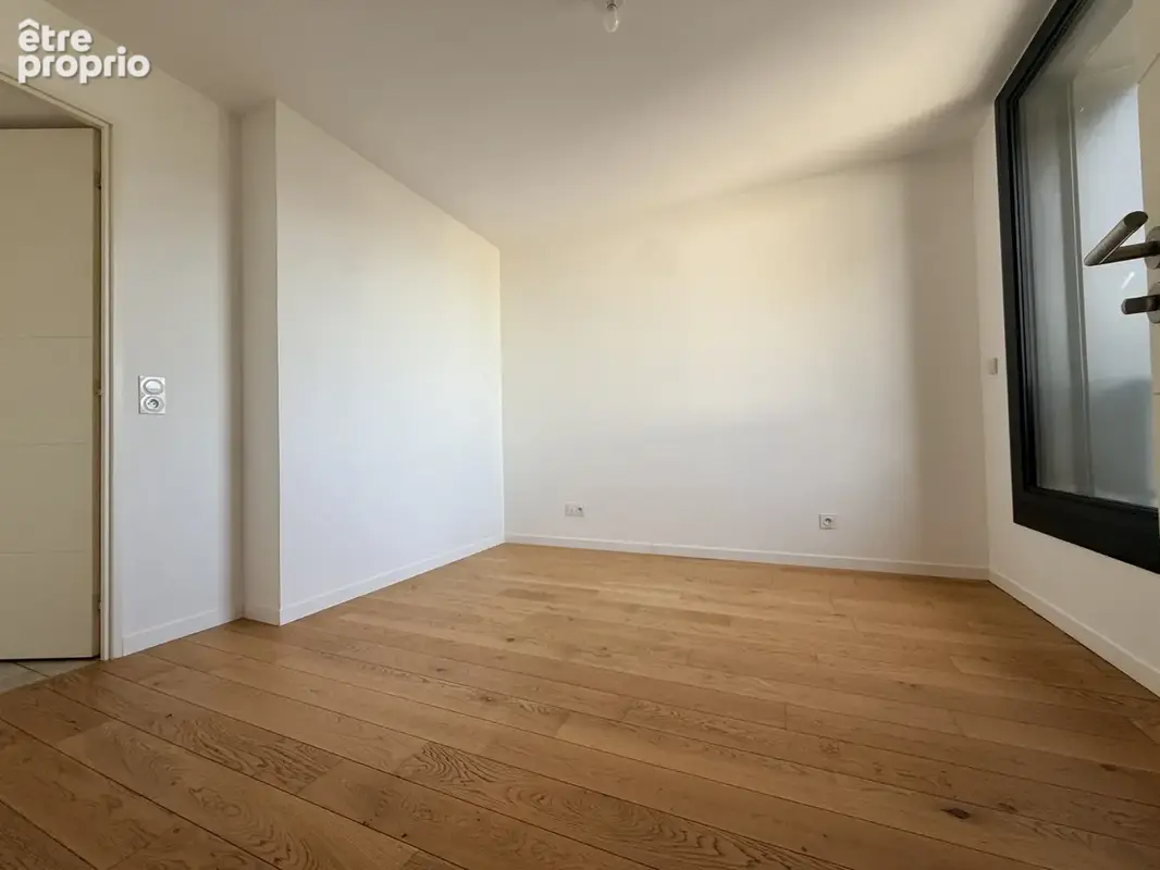 HIDRI IMMO PLUS vous propose en Exclusivité un appartement - ascenseur, cellier et possibilité de parking - photo 2