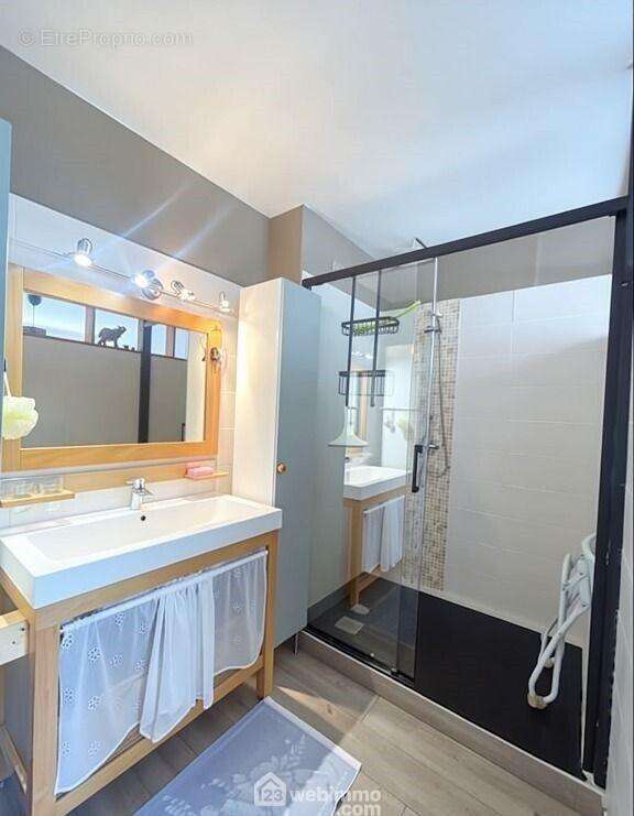 Salle d?eau rénovée, pratique et agréable au quotidien. - Appartement à SAINTE-MAXIME