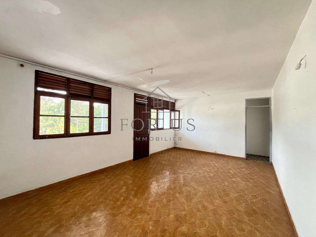 Maison à LES ABYMES