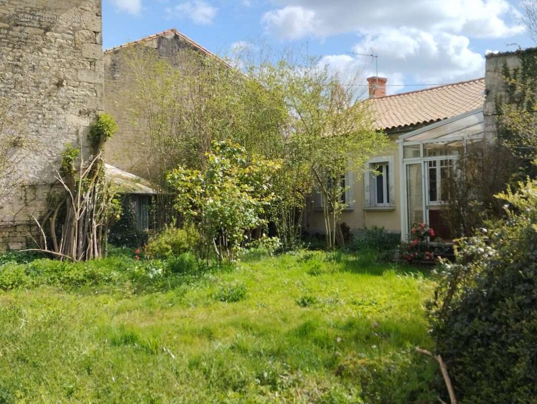 Maison à CHEF-BOUTONNE