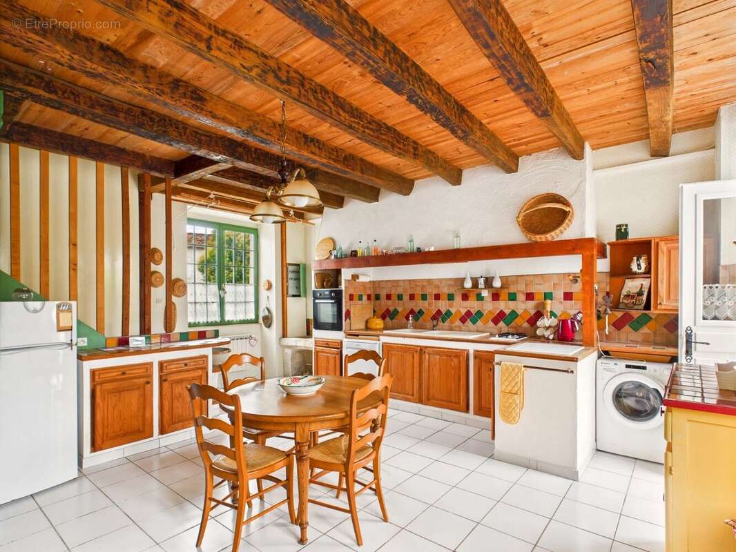 Maison à SAINT-PIERRE-DE-JUILLERS