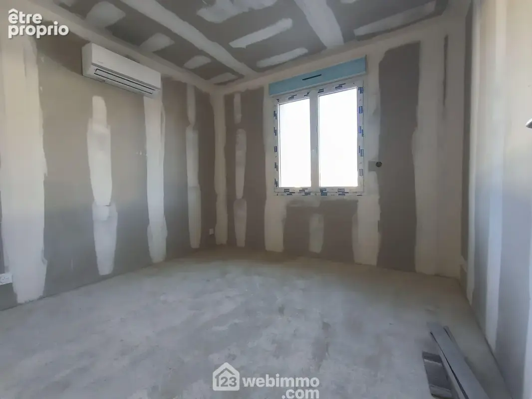 En rez-de-chaussée une chambre de 11 m²....
